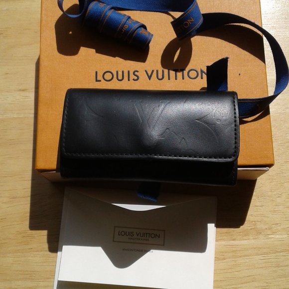 Louis Vuitton monogram 4 key case holder black mat